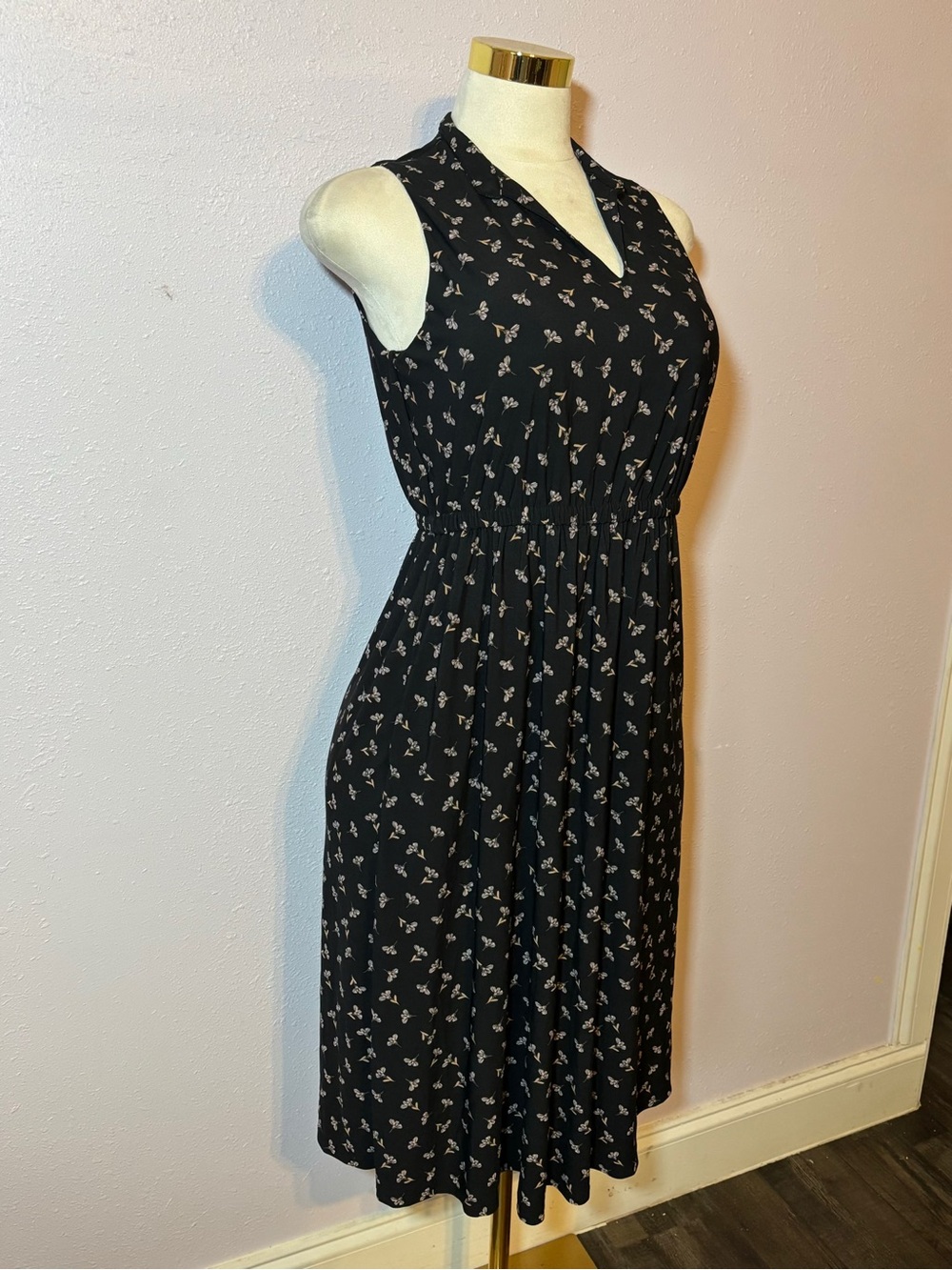Anne Klein Black Sleeveless V‑Neck Midi Dress with Cream Floral Print